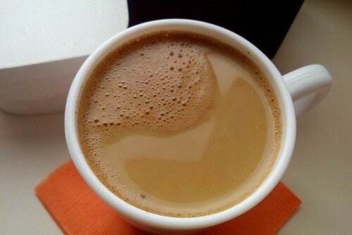 растворимый кофе с молоком и корицей