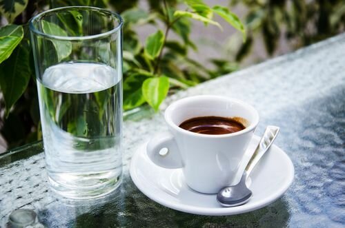 Почему кофе рекомендуется запивать холодной водой